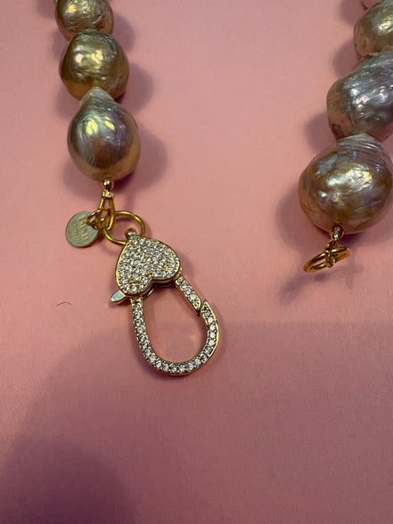Collana Luce con PERLE coltivate barocche - chiusura gioiello - cm 48- con charms Luce