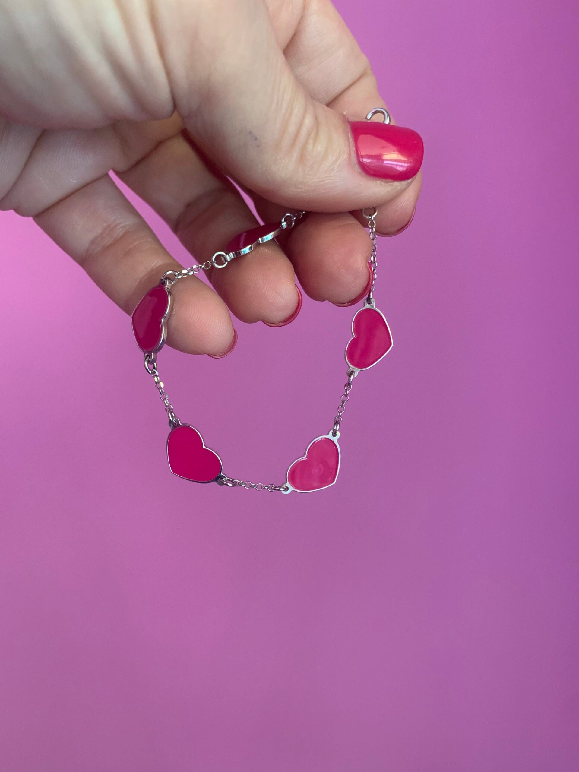 Braccialetto smaltato con 5 cuori smaltati fucsia acceso