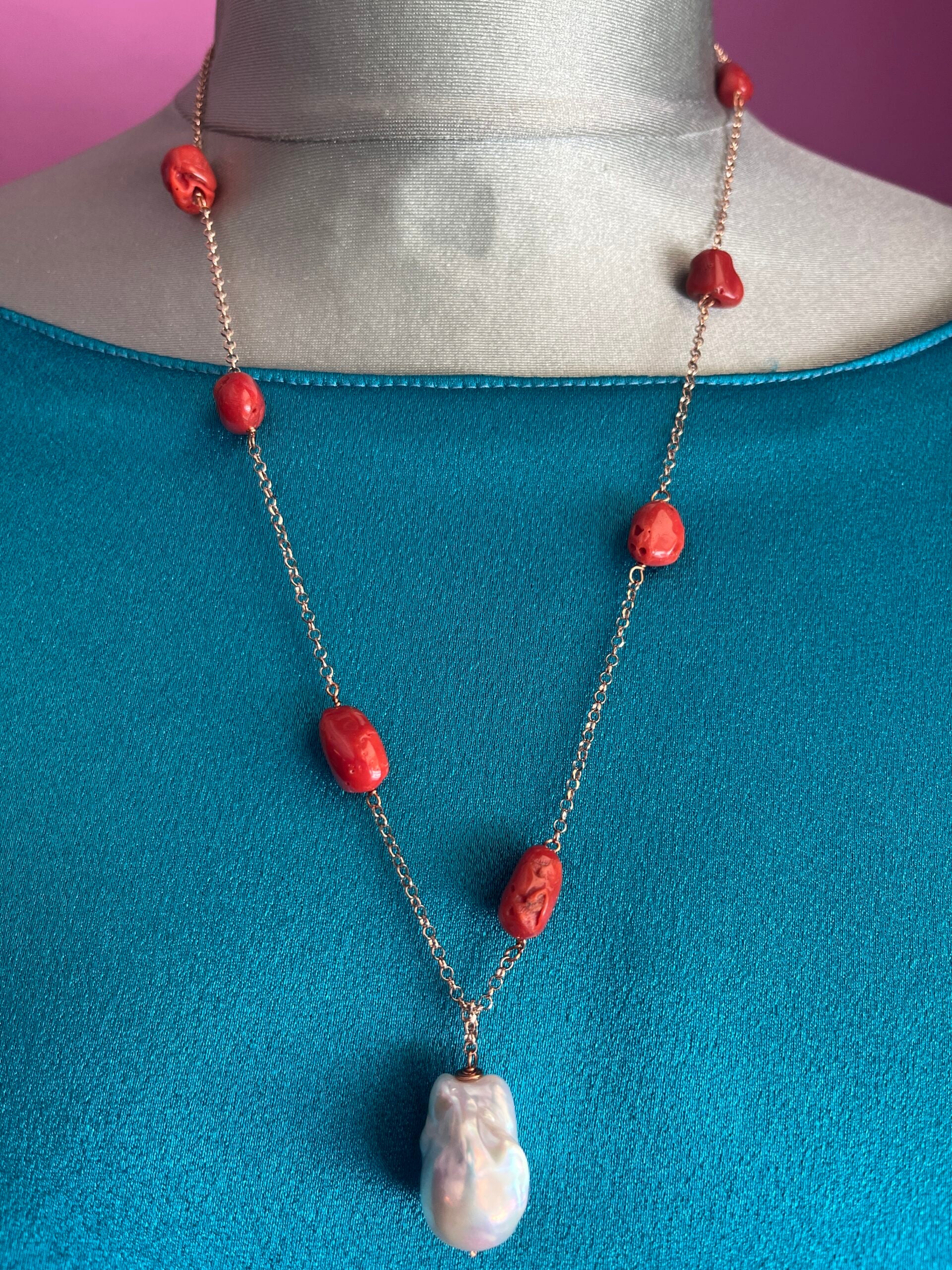 Collezione mediterranea - Collana perla coltivata barocca e corallo naturale