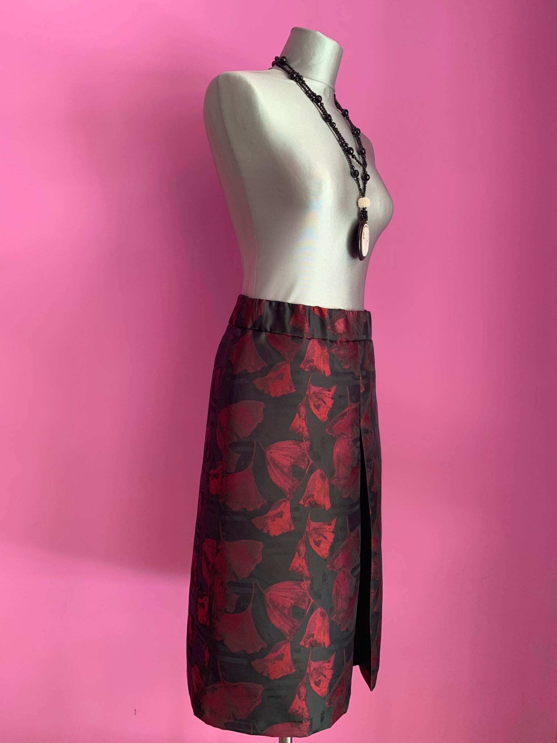 Gonna Fonda Isabel Allende in broccato rosso e nero