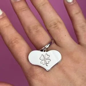 ANELLO BIG HEART con 1 cuore medio e quadrifoglio inciso rodio