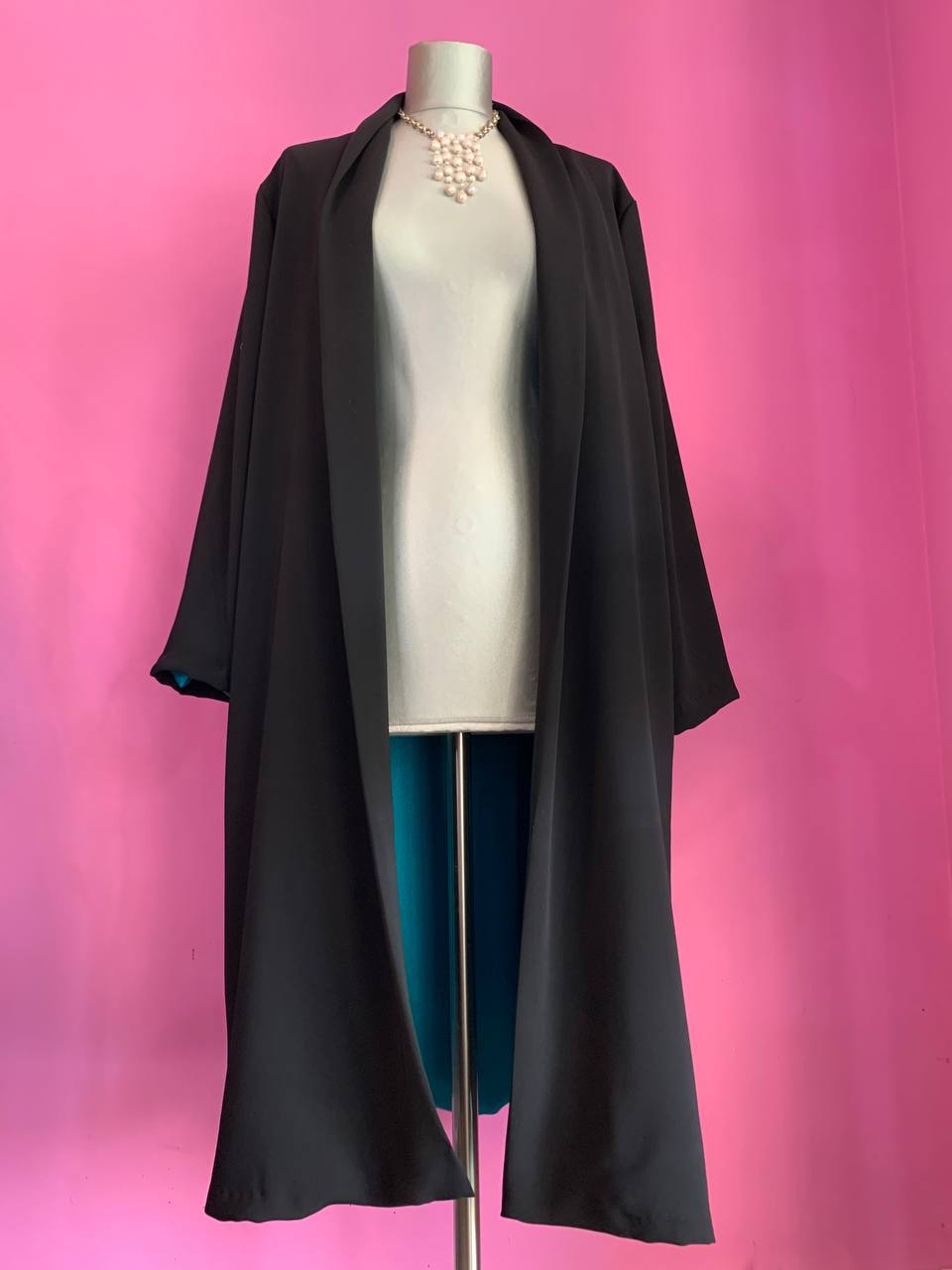 LUCE - Spolverino in cady nero, raso jap e retro fantasia piume