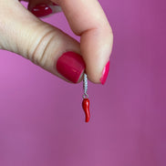 Mono orecchino con cornino rosso e anellina rodio