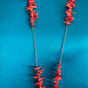 Collezione mediterranea - Collana con corallo rosso naturale e pendente di giada nera
