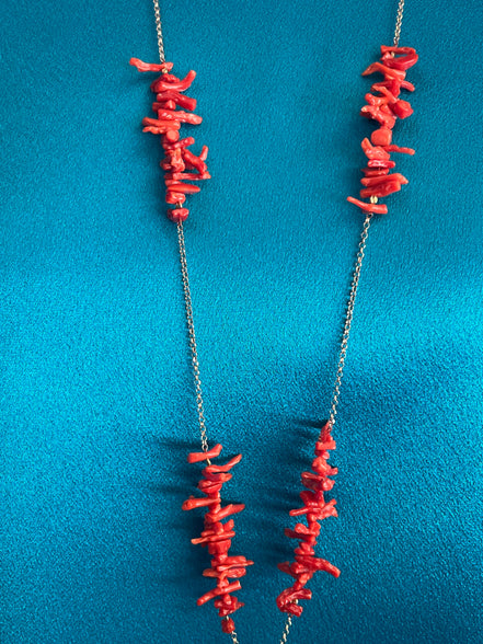 Collezione mediterranea - Collana con corallo rosso naturale e pendente di giada nera