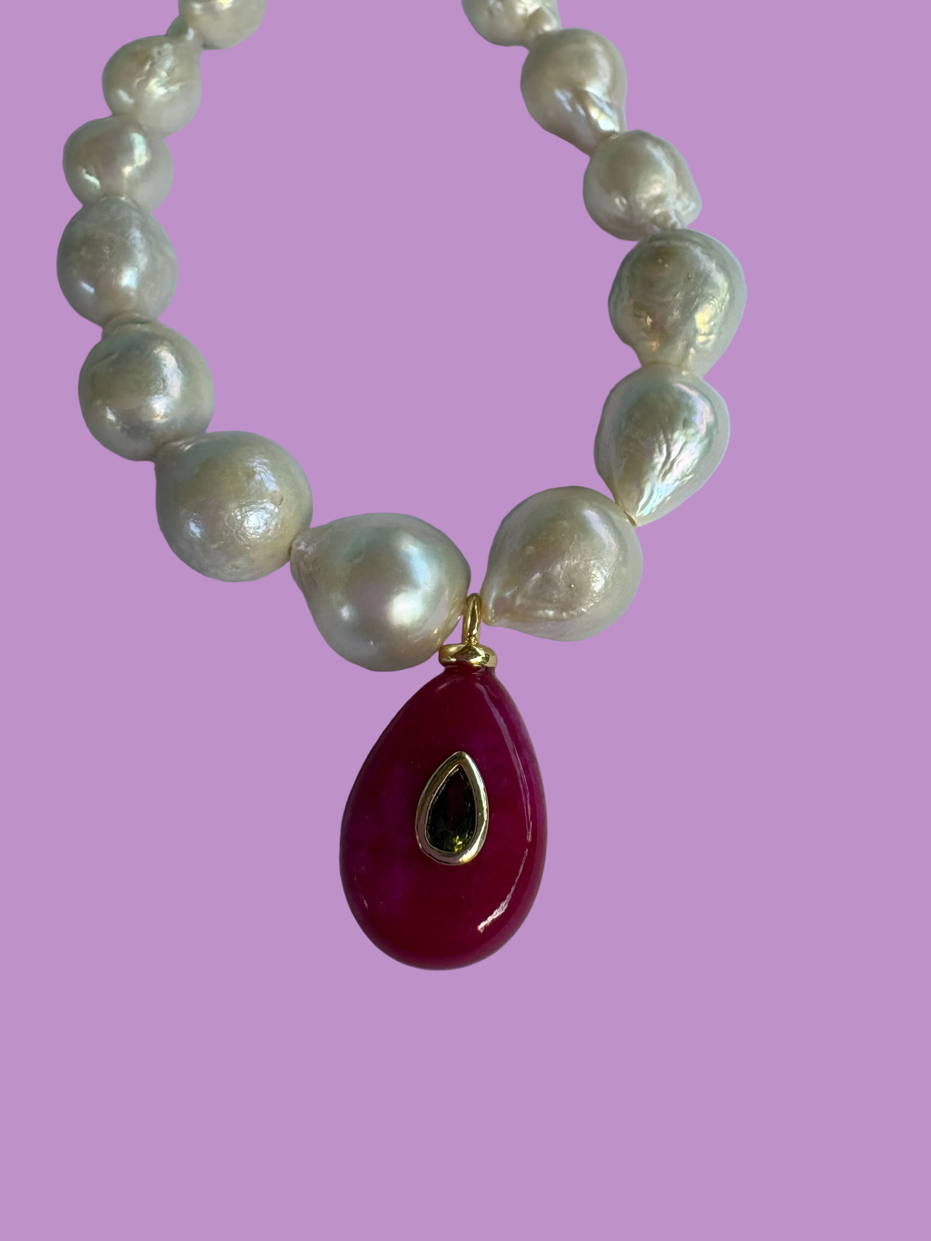 Bracciale Bisette - JAIPUR  OCEANO   Perle coltivate barocche   con charm pesciolino giada fucsia( con rubellite)