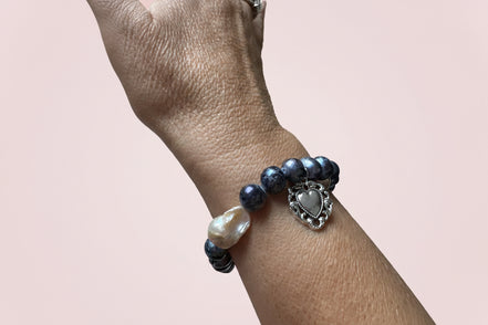Bracciale Bisette -TALISMANI perle grey con charm Cuore sacro