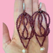 Collezione Arabesque - Orecchini ricamo con granato e perle