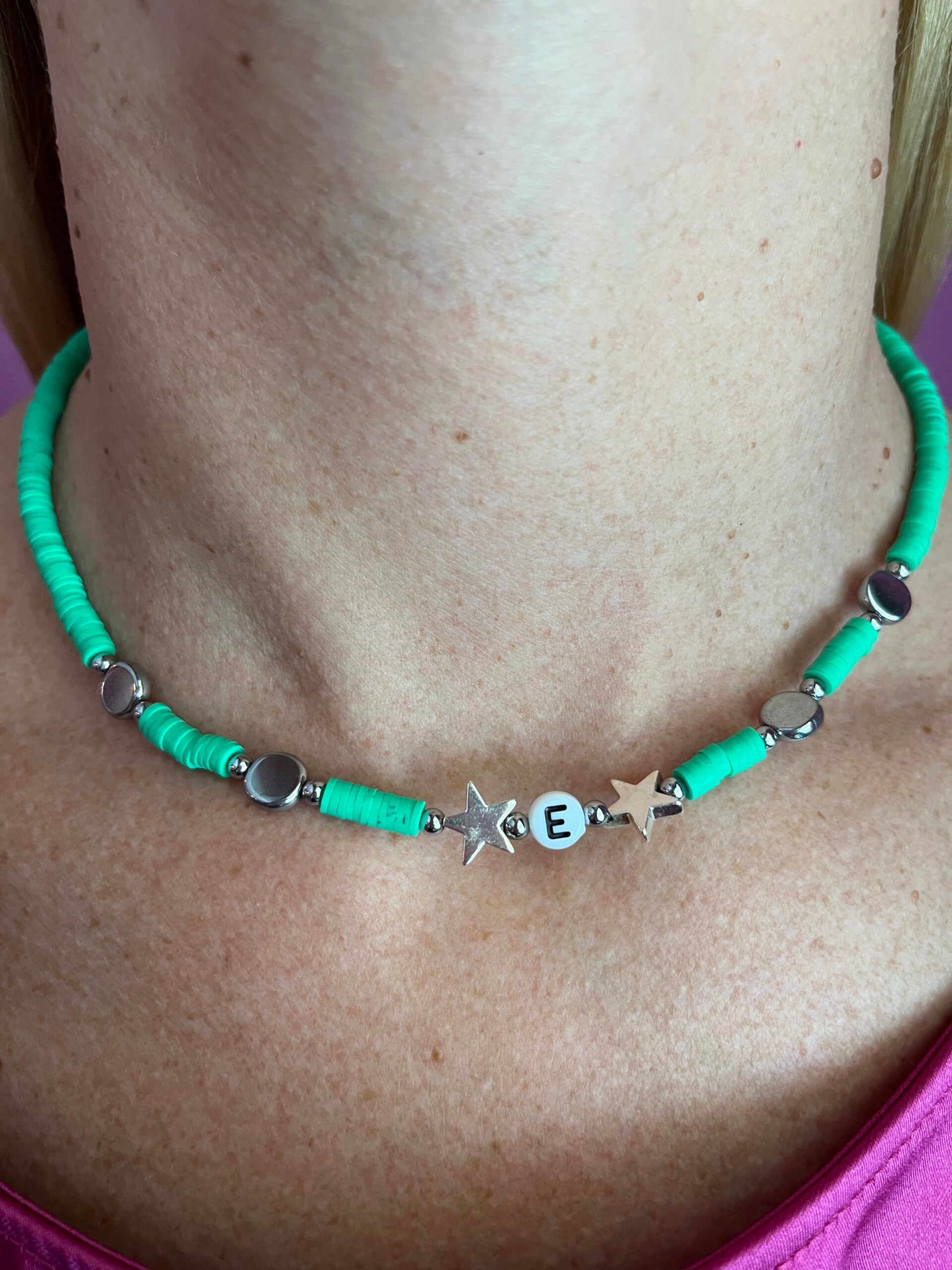 Collier rondelle verdi con stelle rodio e lettera E