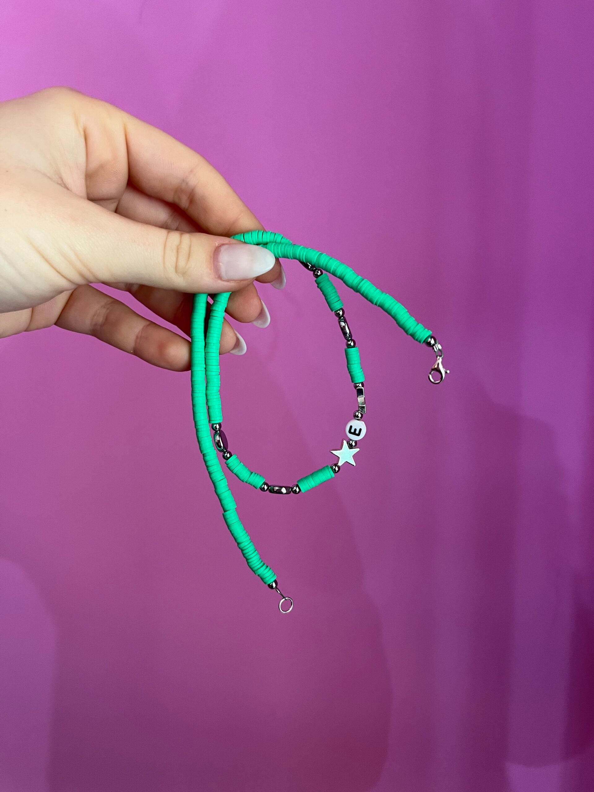Collier rondelle verdi con stelle rodio e lettera E