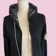 Felpa lunga Gioiello : cappottino Oversize nero con Ricami in Paillettes e Cristalli – Lusso Couture
