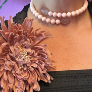 INCANTEVOLE -  MEDITERRANEA Chocker  contrarie’  1 giro corallo  rosa  con terminali goccia quarzo rosa