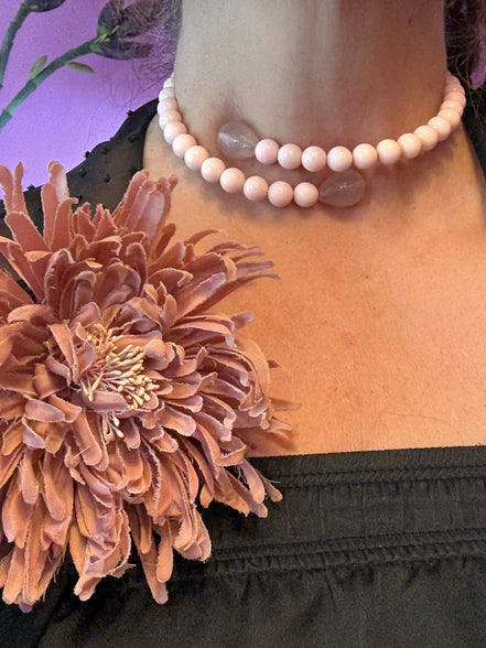 INCANTEVOLE -  MEDITERRANEA Chocker  contrarie’  1 giro corallo  rosa  con terminali goccia quarzo rosa