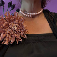 INCANTEVOLE -  MEDITERRANEA Chocker  contrarie’  1 giro corallo  rosa  con terminali goccia quarzo rosa
