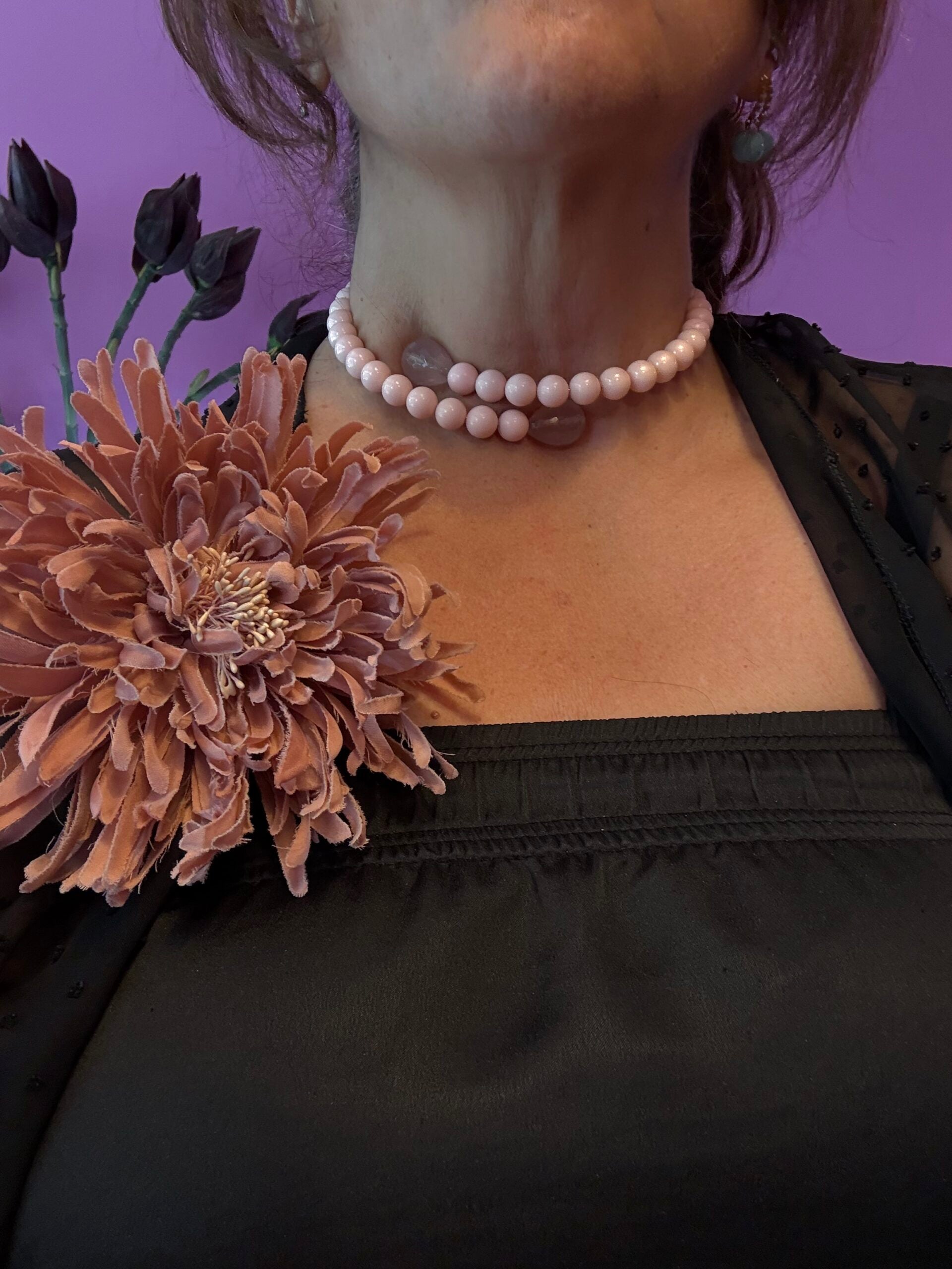 INCANTEVOLE -  MEDITERRANEA Chocker  contrarie’  1 giro corallo  rosa  con terminali goccia quarzo rosa
