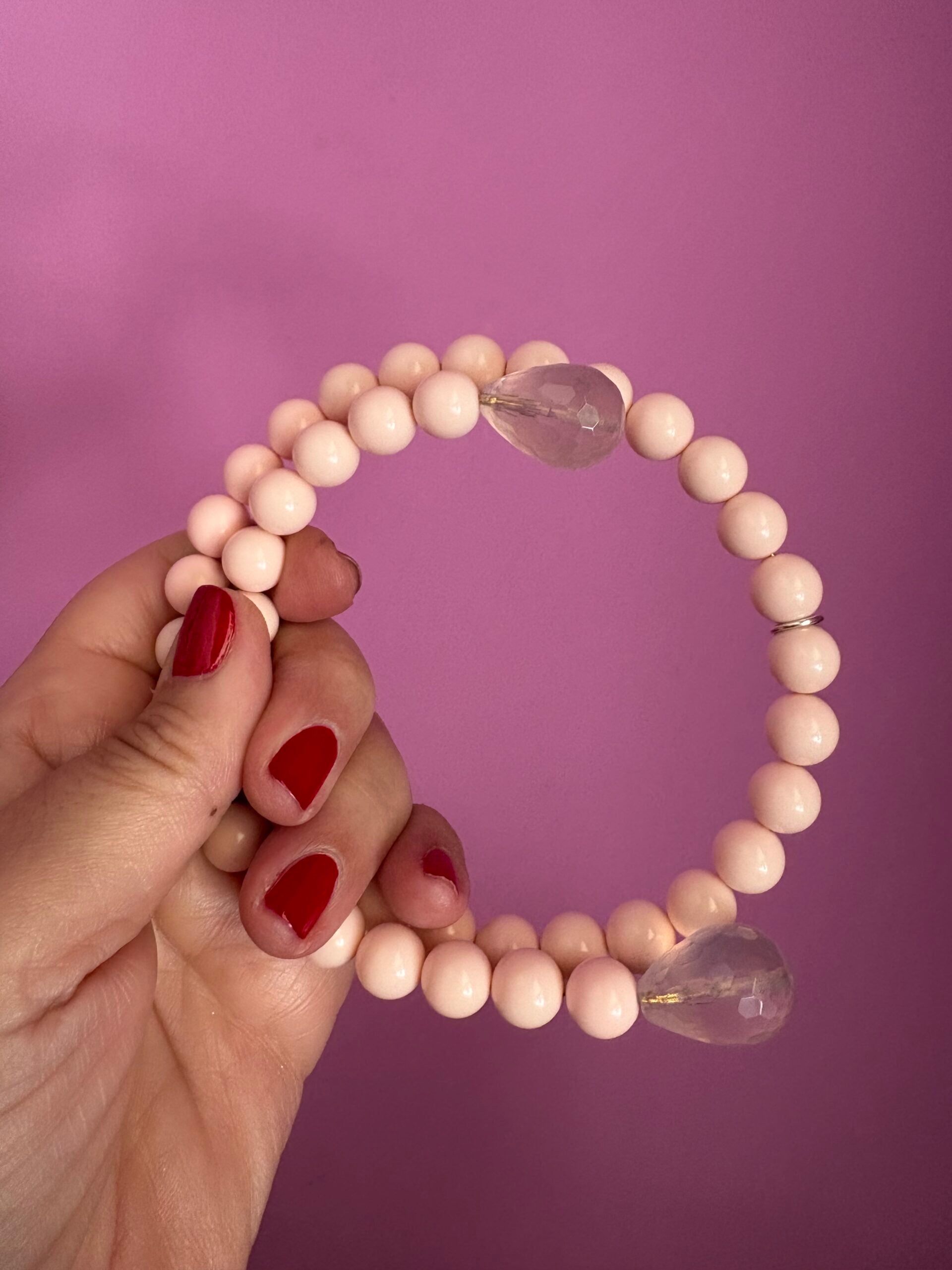 INCANTEVOLE -  MEDITERRANEA Chocker  contrarie’  1 giro corallo  rosa  con terminali goccia quarzo rosa