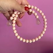 INCANTEVOLE -  MEDITERRANEA Chocker  contrarie’  1 giro corallo  rosa  con terminali goccia quarzo rosa