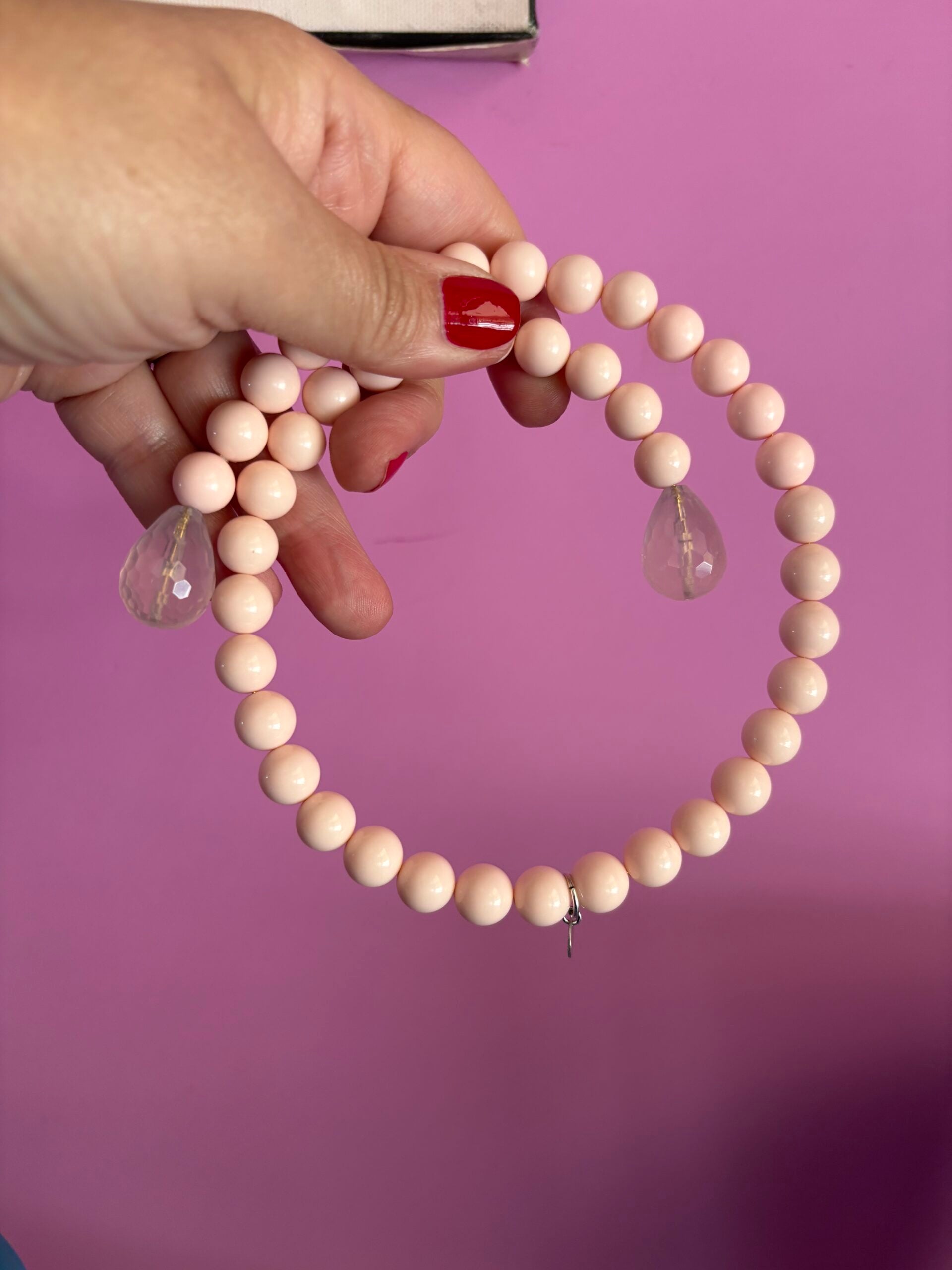 INCANTEVOLE -  MEDITERRANEA Chocker  contrarie’  1 giro corallo  rosa  con terminali goccia quarzo rosa