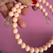 INCANTEVOLE -  MEDITERRANEA Chocker  contrarie’  1 giro corallo  rosa  con terminali goccia quarzo rosa