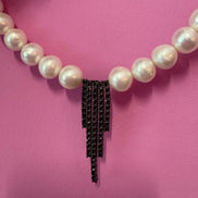 INCANTEVOLE -  Chocker flessibile  di perle con  Cascata di tennis argento  black