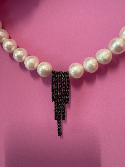 INCANTEVOLE -  Chocker flessibile  di perle con  Cascata di tennis argento  black