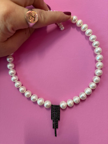 INCANTEVOLE -  Chocker flessibile  di perle con  Cascata di tennis argento  black