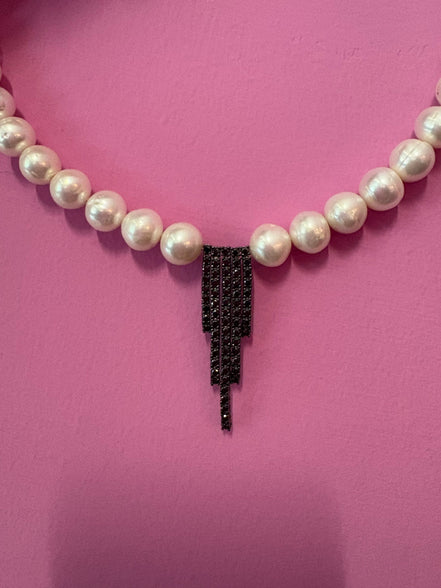 INCANTEVOLE -  Chocker flessibile  di perle con  Cascata di tennis argento  black