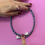 INCANTEVOLE -  Chocker flessibile  contrarie'di perle grigie e bianche