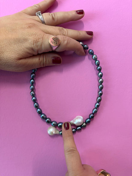 INCANTEVOLE -  Chocker flessibile  contrarie'di perle grigie e bianche