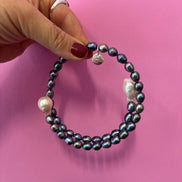 INCANTEVOLE -  Chocker flessibile  contrarie'di perle grigie e bianche