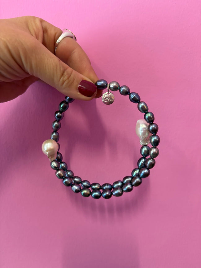 INCANTEVOLE -  Chocker flessibile  contrarie'di perle grigie e bianche