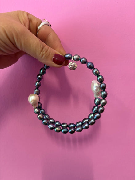 INCANTEVOLE -  Chocker flessibile  contrarie'di perle grigie e bianche