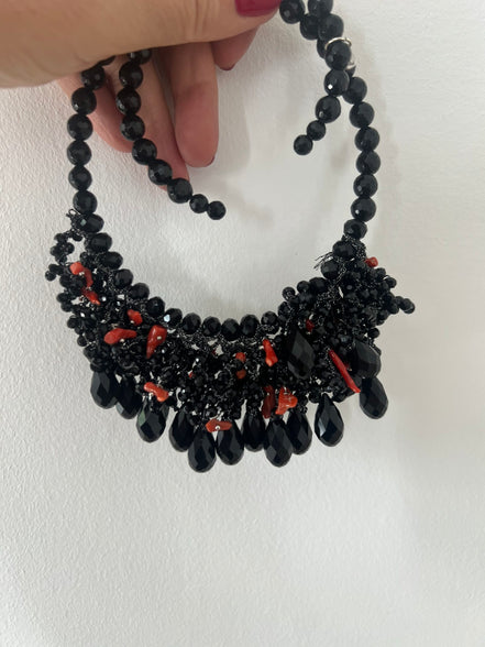 INCANTEVOLE -   MEDITERRANEA Chocker flessibile onic con cascata cristalli neri swarovski e corallo