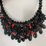 INCANTEVOLE -   MEDITERRANEA Chocker flessibile onic con cascata cristalli neri swarovski e corallo