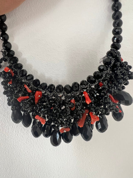 INCANTEVOLE -   MEDITERRANEA Chocker flessibile onic con cascata cristalli neri swarovski e corallo