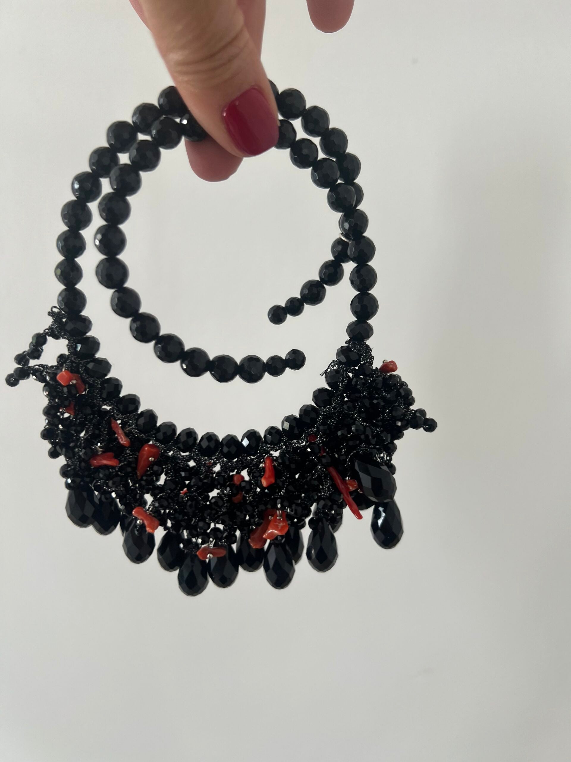 INCANTEVOLE -   MEDITERRANEA Chocker flessibile onic con cascata cristalli neri swarovski e corallo