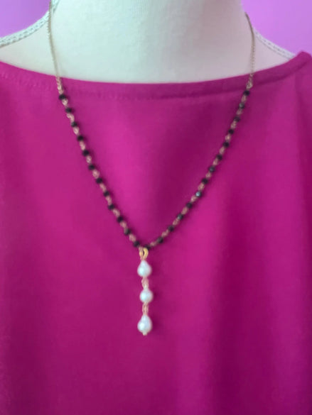 Deliziosa – Collana rosario nero con pendente 3 perle in argento 925 gold