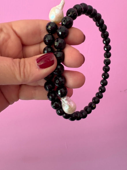 INCANTEVOLE -  Chocker flessibile  contrarié di onice e perle barocche  bianche