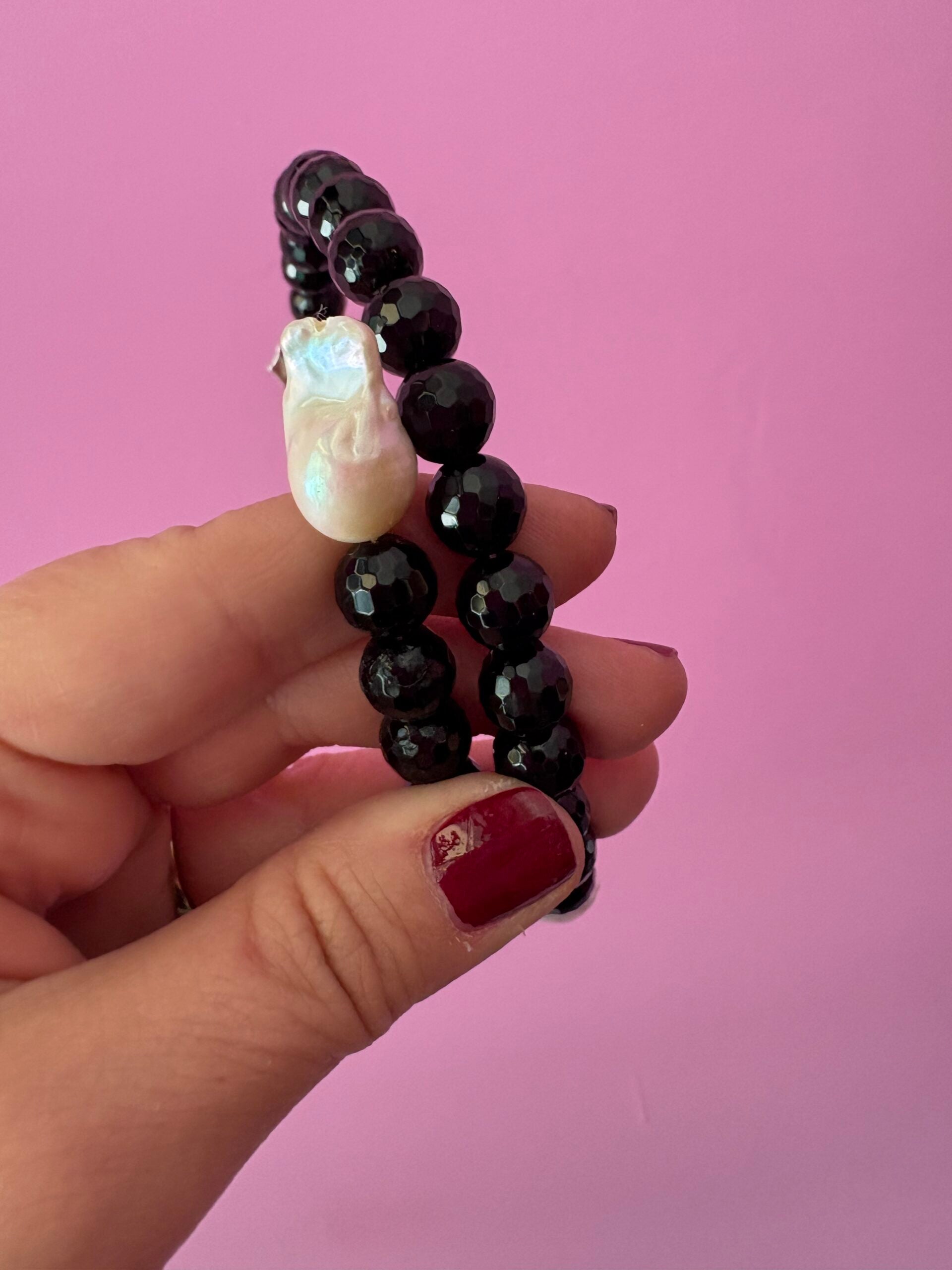 INCANTEVOLE -  Chocker flessibile  contrarié di onice e perle barocche  bianche