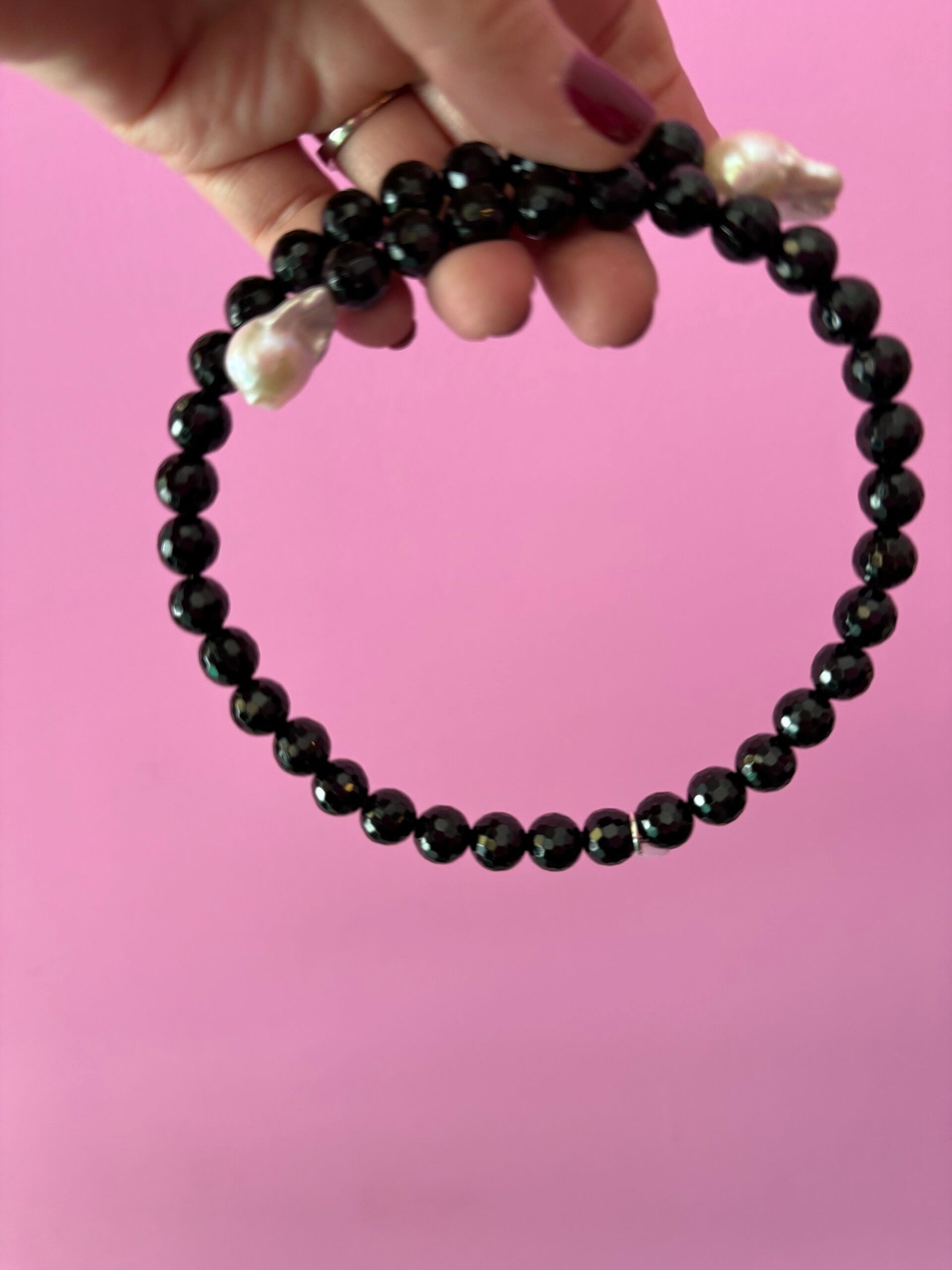 INCANTEVOLE -  Chocker flessibile  contrarié di onice e perle barocche  bianche