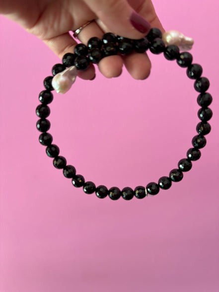 INCANTEVOLE -  Chocker flessibile  contrarié di onice e perle barocche  bianche