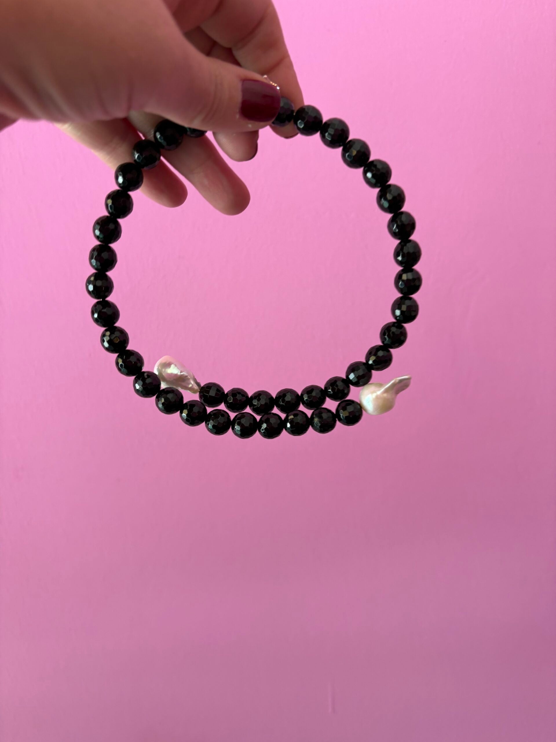 INCANTEVOLE -  Chocker flessibile  contrarié di onice e perle barocche  bianche