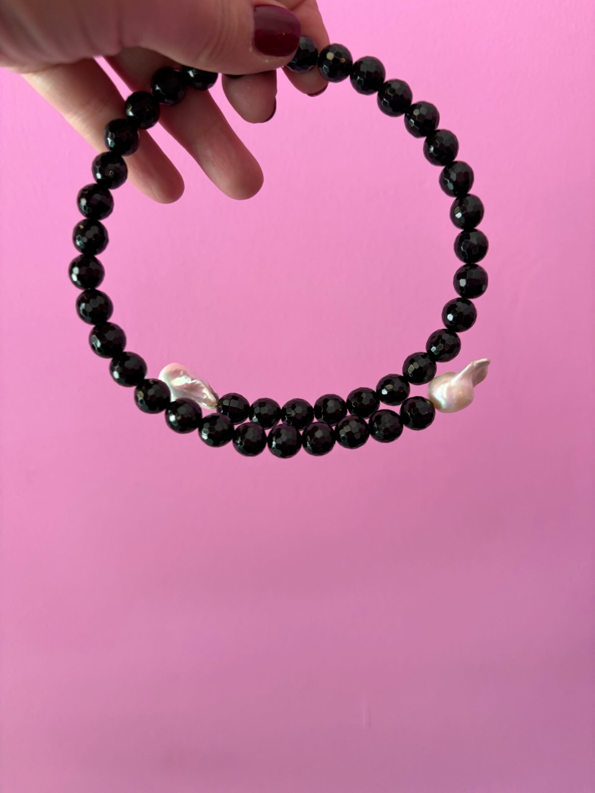 INCANTEVOLE -  Chocker flessibile  contrarié di onice e perle barocche  bianche
