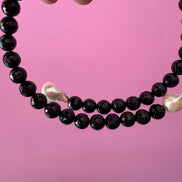 INCANTEVOLE -  Chocker flessibile  contrarié di onice e perle barocche  bianche