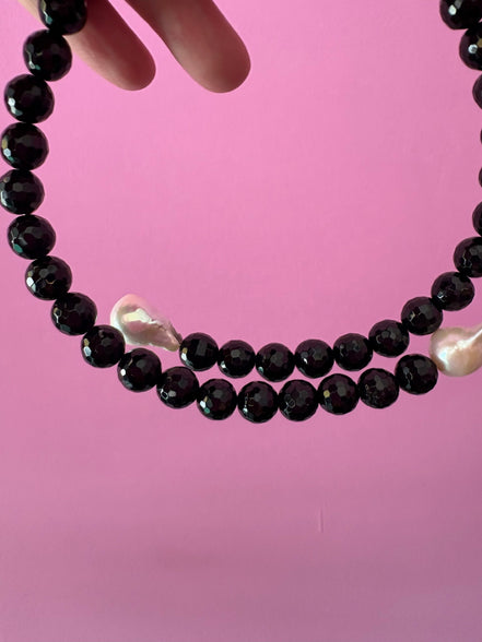 INCANTEVOLE -  Chocker flessibile  contrarié di onice e perle barocche  bianche