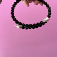 INCANTEVOLE -  Chocker flessibile  contrarié di onice e perle barocche  bianche