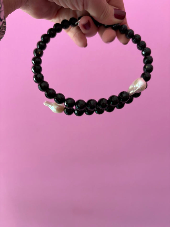 INCANTEVOLE -  Chocker flessibile  contrarié di onice e perle barocche  bianche