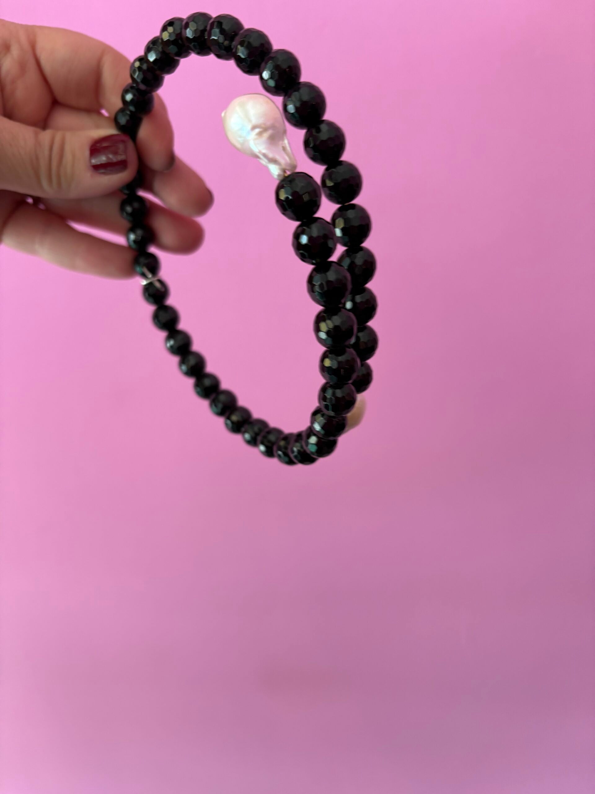 INCANTEVOLE -  Chocker flessibile  contrarié di onice e perle barocche  bianche