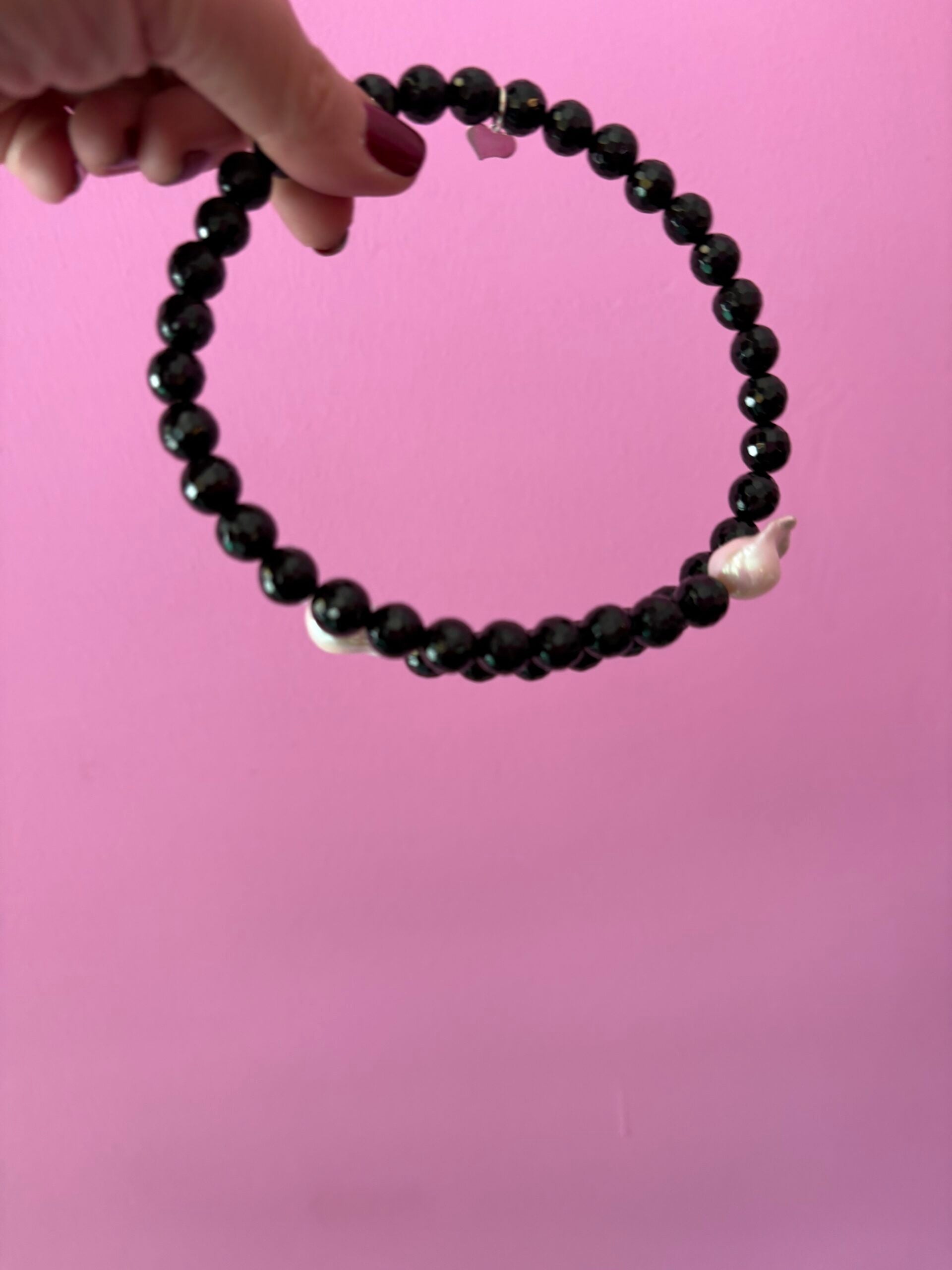 INCANTEVOLE -  Chocker flessibile  contrarié di onice e perle barocche  bianche