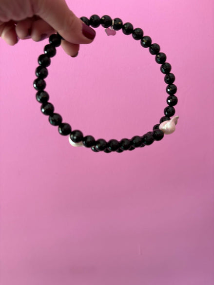 INCANTEVOLE -  Chocker flessibile  contrarié di onice e perle barocche  bianche